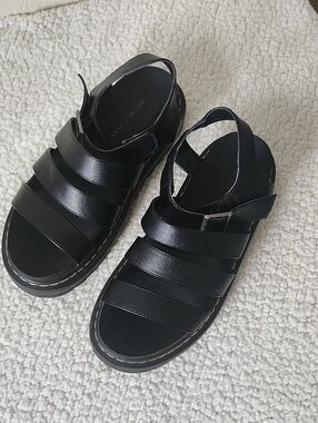 Sincerely Jules Black Strappy Platform Sandals Sz 8.5 EUC Chunky Sandals Daring